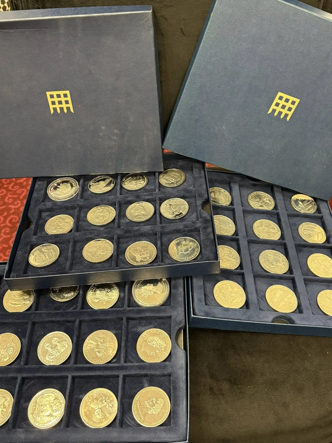 Plateaux d'une collection de monnaies anglaises en argent